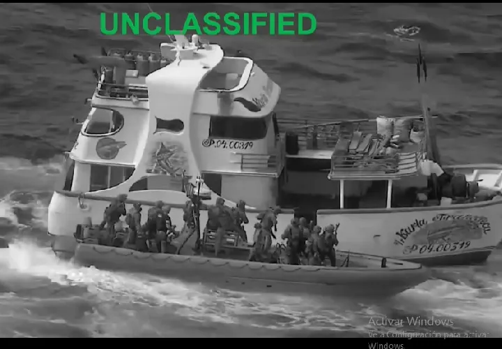 Estados Unidos interceptó este miércoles y posteriormente hundió una estación flotante de reabastecimiento que, según el Comando Sur, apoyaba operaciones de narcotráfico en el Pacífico oriental y estaba vinculada a la organización criminal ecuatoriana Los Choneros. Foto. EFE