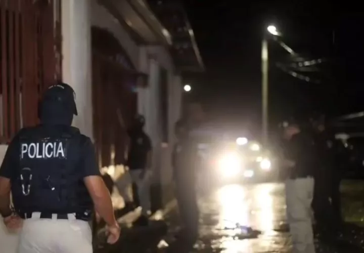 El lugar donde se dio el ataque se llenó de agentes de investigación de la Policía Nacional para recoger los primeros elementos de esta persona herida.