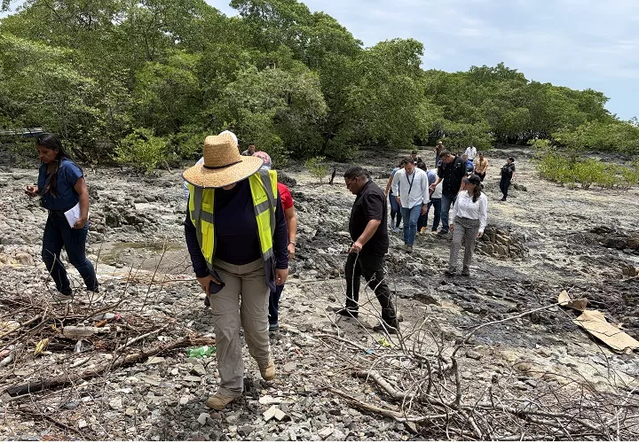En tanto, Eduardo A. Castillo, director administrativo de la Autoridad de Aseo, se comprometió a colaborar en la solución del problema en Playa Chiquita, calificándolo de "muy serio" debido a la contaminación de los manglares. Foto. Eric Montenegro
