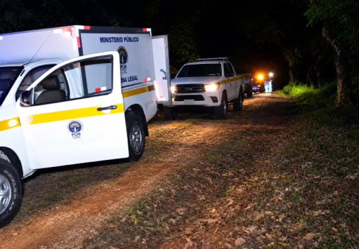El herido de bala fue trasladado en un vehículo de la Policía Nacional al cuarto de urgencias del Hospital Nicolás A. Solano.
