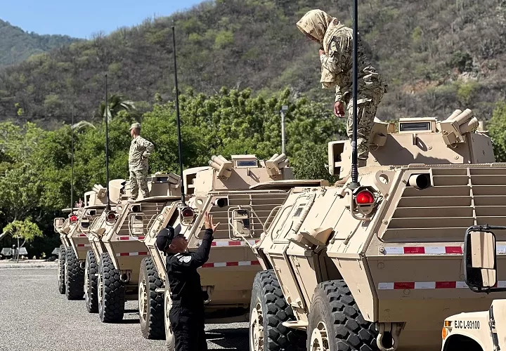 El Ministerio de Defensa informó que el despliegue militar incluye unidades de fuerzas especiales, vigilancia fluvial y sobrevuelos continuos de la Fuerza Aérea sobre Santa Marta y sus corredores periféricos. Foto. EFE
