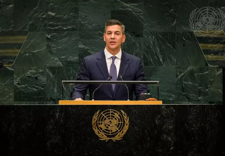 El presidente de Paraguay, Santiago Peña, en su discurso destacó que "la gente ya no quiere lemas, quiere soluciones para sus problemas". Foto. EFE