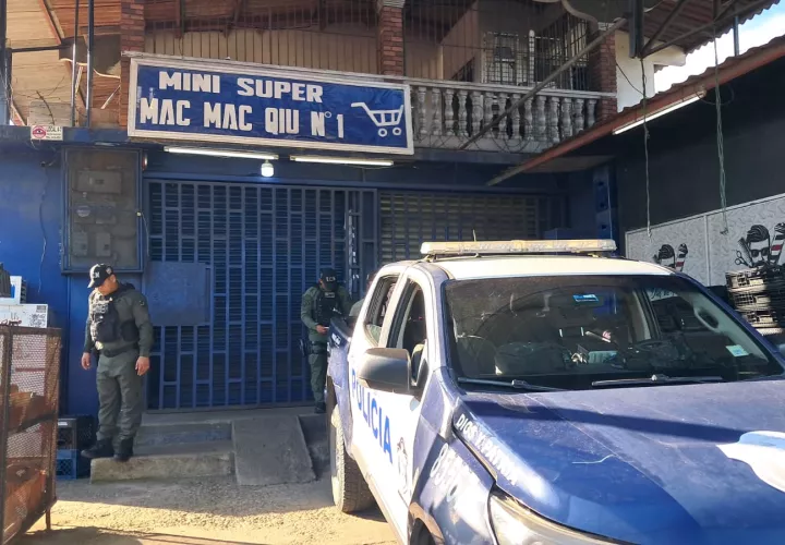 Luego del robo, los comerciantes alertaron a la Policía Nacional, cuyos agentes acudieron al lugar para entrevistarlos y recabar información sobre lo ocurrido.