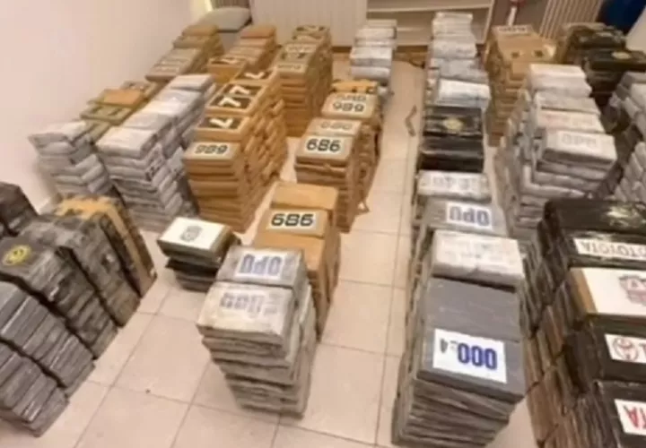 La droga estaba almacenada dentro del inmueble en varios maletines.  /  Foto: Diómedes Sánchez