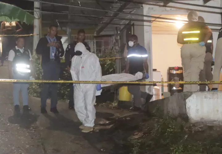 El hombre se encontraba en la cocina cuando fue sorprendido por su  o sus atacantes- 