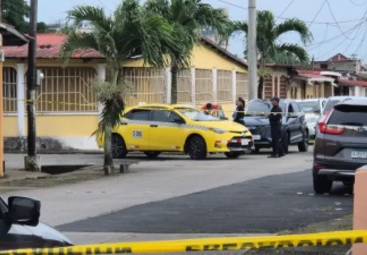 La versión inicial indica que una ronda policial habría pasado por el lugar y sorprendido a las personas que presuntamente intentaban ingresar al comercio.