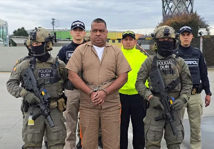 Geovany Andrés Rojas (c), alias Araña, señalado cabecilla del grupo Comandos de Frontera una de las disidencias de las FARC, durante su traslado a Barranquilla para ser extraditado a Estados Unidos. Foto. EFE