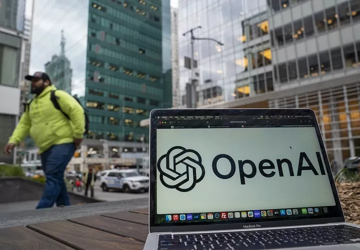 OpenAI ha iniciado una revisión de estos episodios y ha reconocido que sus agentes pueden llevar a cabo acciones no previstas durante procesos de entrenamiento. Foto. EFE