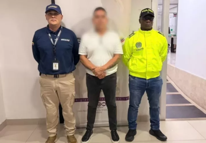 Fredy Chacón, alias El Mexican’, fue capturado en una vivienda de Medellín y puesto a disposición de Migración Colombia - crédito @FicoGutierrez/X