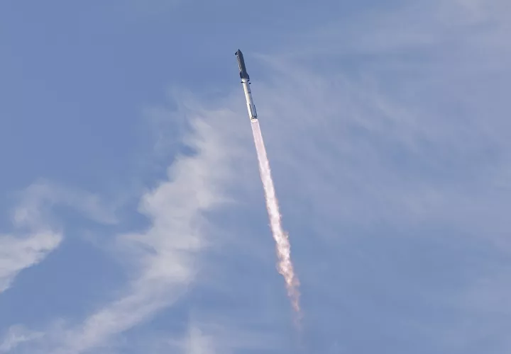 La misión está diseñada para alcanzar una altitud de aproximadamente 275 kilómetros sobre la Tierra y completar unas seis vueltas alrededor del planeta durante un vuelo de casi 10 horas. Foto. EFE