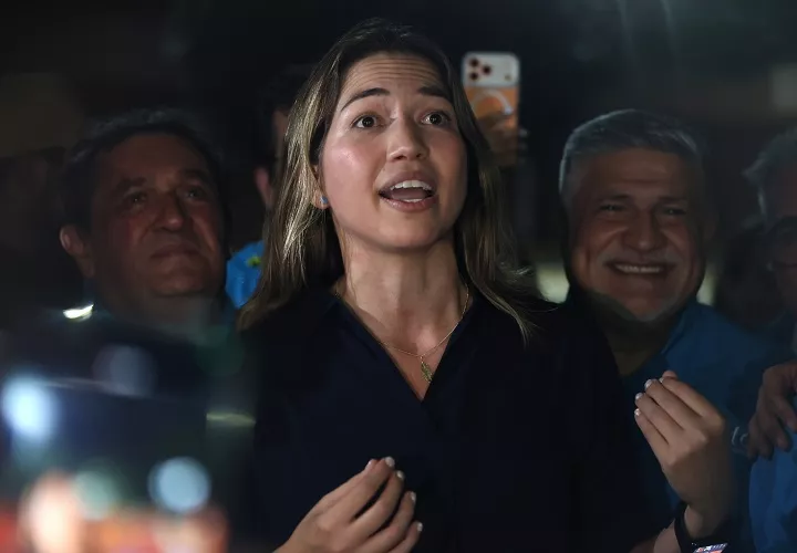 La opositora venezolana Claudia Macero, jefa de prensa de la líder María Corina Machado, habla a simpatizantes de la regional Vente Vargas del partido político Vente Venezuela a su regresó al país. Foto. EFE