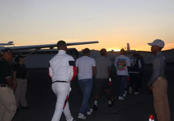 Migración informó que 28 personas fueron deportadas y otras 7 expulsadas por distintas infracciones, entre ellas ingreso irregular, falsificación de documentos y hurto.