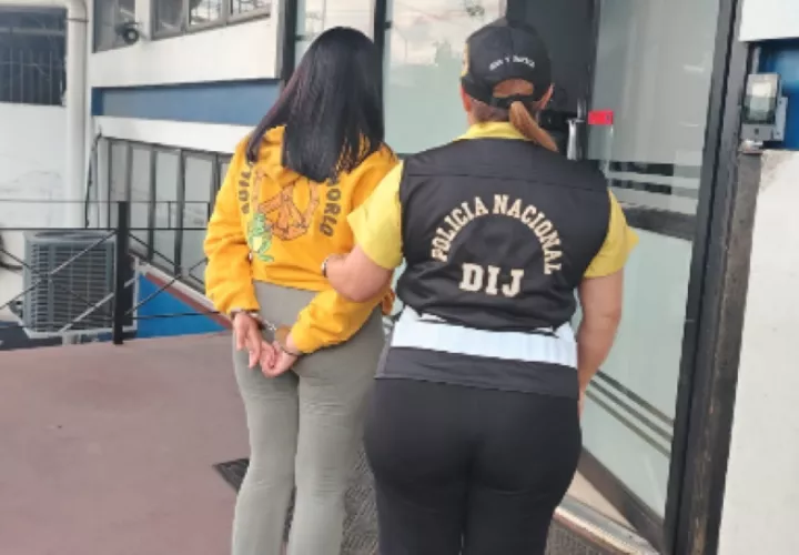 La mujer se presentó en las instalaciones de la Fiscalía Metropolitana, en Ancón, donde se hizo efectiva la aprehensión.
