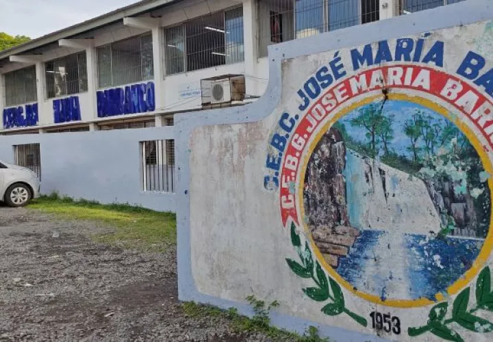 Este viernes, funcionarios del MP acudieron a la escuela JMB para la práctica de algunas diligencias que incluyeron la entrevista al director del centro escola