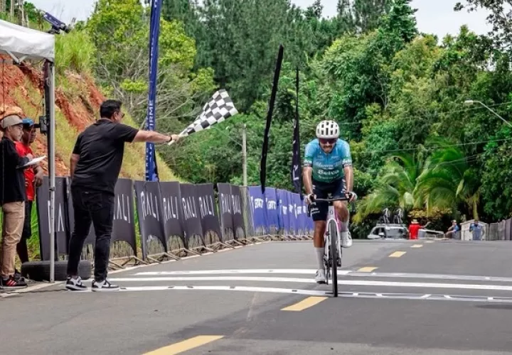 El costarricense Gabriel Rojas cruza la meta para llevarse la tercera etapa del Tour de Panamá. Foto: Fepaci