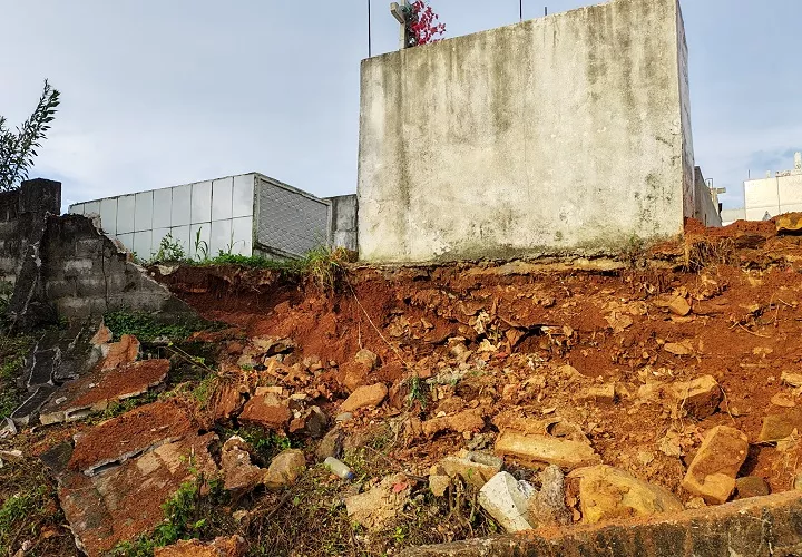 El pasado 7 de septiembre colapsó parte del muro perimetral del cementerio de Arraiján Cabecera, dejando cuatro bóvedas en riesgo de desplome. Foto. Eric Montenegro