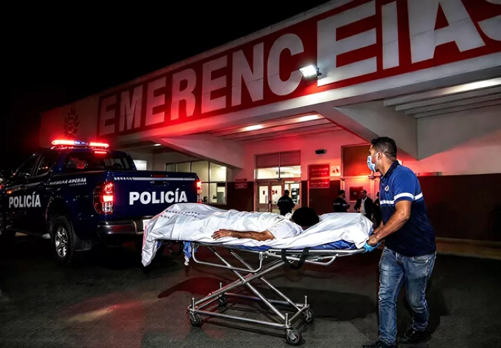 El hom,bre fue trasladado al hospital San Miguel Arcángel, pero de todas formas falleció.   /  Imagen ilustrativa generada con IA