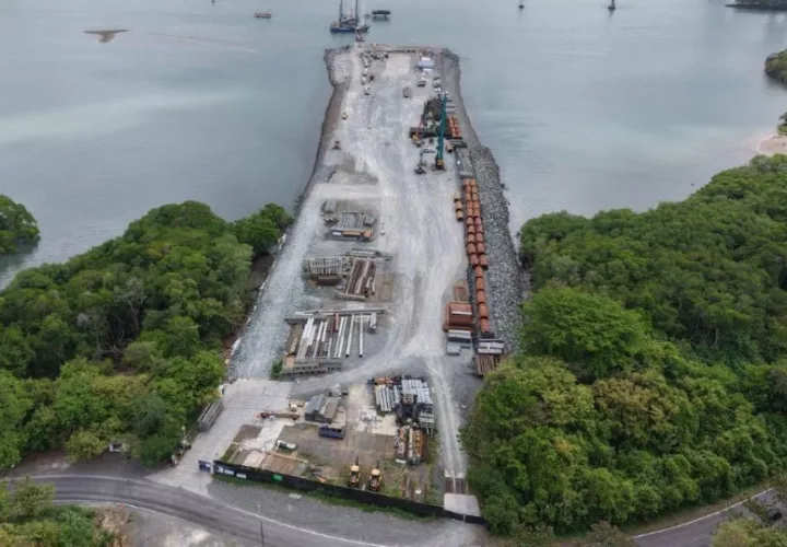 Aunque la construcción ha enfrentado interrupciones y ajustes, el A pesar de los retrasos, el MOP mantiene la fecha anunciada para la culminación del proyecto.