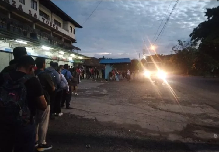 Los usuarios salieron temprano de sus casas para poder llegar a tiempo a la ciudad, pero se encontraron con una larga espera en la vía.