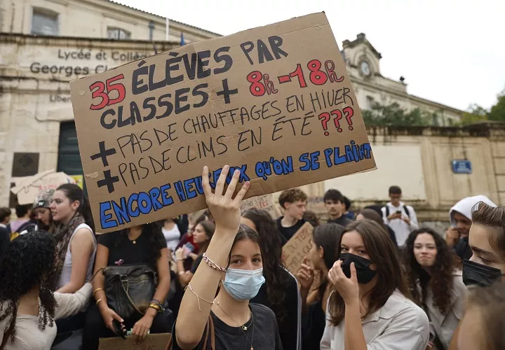 Estudiantes protestan este lunes por las condiciones educativas en Montpellier, en el sur de Francia. Foto. EFE
