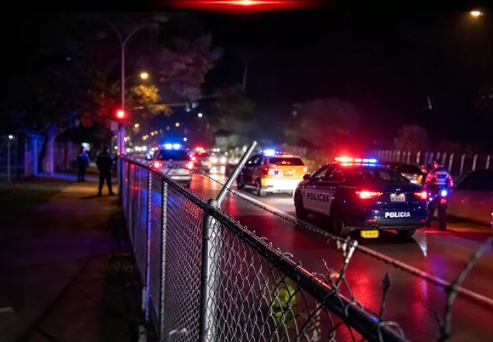 El cadáver fue ubicado dentro del taxi. / Imagen generada con IA