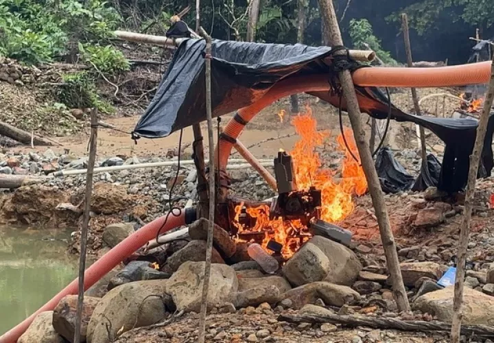Diez personas fueron aprehendidas durante un operativo contra la minería ilegal en Donoso. Incautaron motobombas y equipos usados para extraer oro.