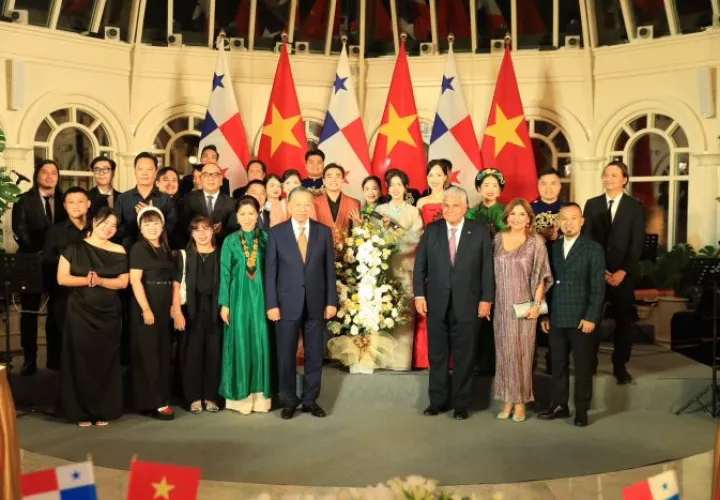 El 5 de octubre, Mulino se reunió con el primer ministro de Singapur, Lawrence Wong, encuentro en el que se acordó establecer una comisión bilateral para desarrollar proyectos conjuntos.