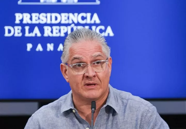 El ministro de la Presidencia, Juan Carlos Orillac, anunció que las gobernaciones de cada provincia funcionarán como puntos de recepción para canalizar eficientemente la ayuda humanitaria. Foto. Cortesía
