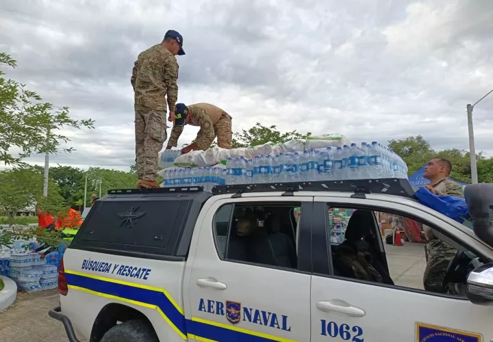 Traslado de bolsas de comida y agua hacia Bahía Honda al sur de Veraguas