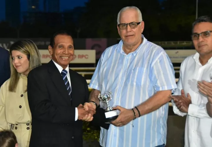 En la ceremonia de premiación, el entrenador de Daddy King, Roberto Arango, en representación del Stud Buena Fe, recibe el trofeo de ganador del clásico. Foto: Boris Alberto Valdivieso