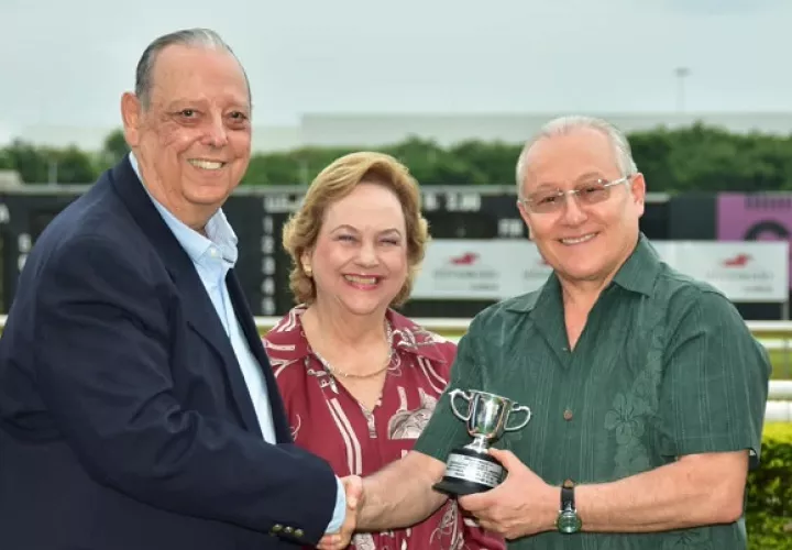 Ibero Fernández Prado (i) entrega el trofeo al propietario de Macho Mule Eric Antonio del Valle. Foto: Boris Alberto Valdivieso