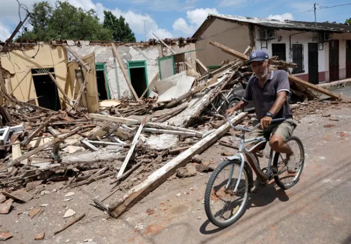 Las réplicas de mayor magnitud ocurrieron durante las primeras horas después del terremoto principal. Cuatro superaron la magnitud 6, con registros de 6.9, 6.5, 6.2 y 6.1.