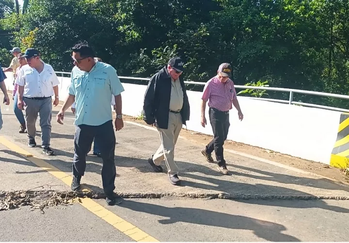 El Ministro de Obras Públicas, José Luis Andrade, recalcó que ante los daños en la carretera, será necesario adelantar los procedimientos correspondientes para su rehabilitación y licitación. Foto. Melqúiades Vásquez