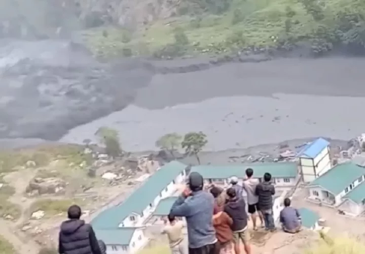La Autoridad de Gestión y Reducción del Riesgo de Desastres de Nepal (NDRRMA) informó además de cinco puentes arrastrados por la fuerza del agua y al menos 674 personas afectadas. Foto. EFE
