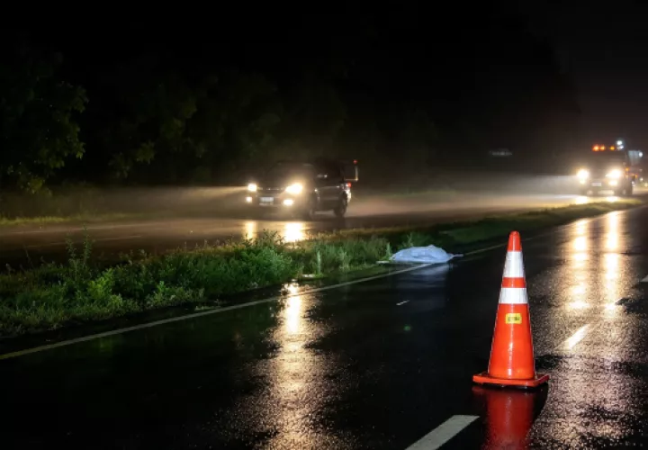 La lluvia y los intentos por cruzar la vía Interamericana marcaron dos accidentes fatales entre la noche del lunes y la madrugada del martes. Una adulta mayor de 74 años figura entre las víctimas.
