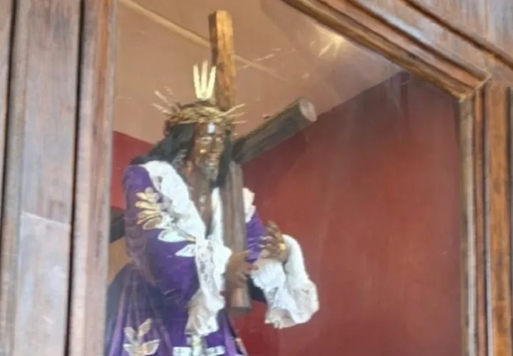El padre Ángel Pinilla informó que la Iglesia San Felipe no está habilitada este año, por lo que las celebraciones litúrgicas se trasladaron al gazebo y a la plaza principal.