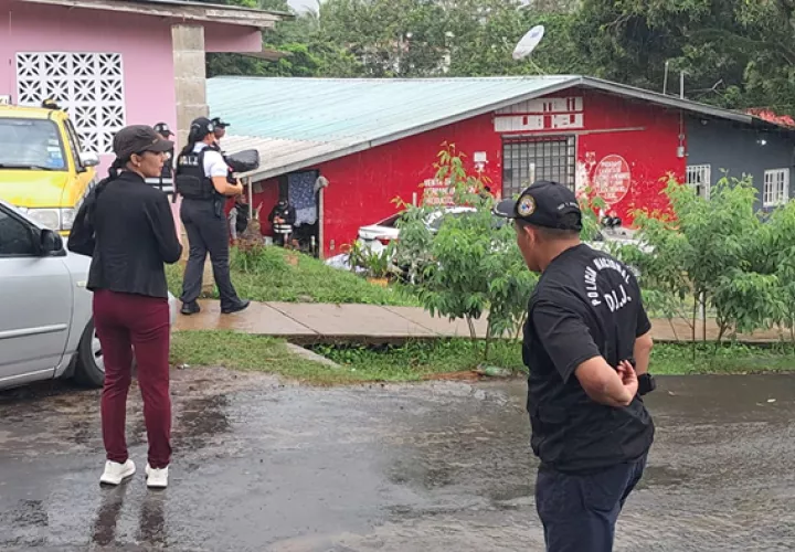 E hombre quedó tendido en la puerta de la casa.  /  Foto: Alexander Santamaría