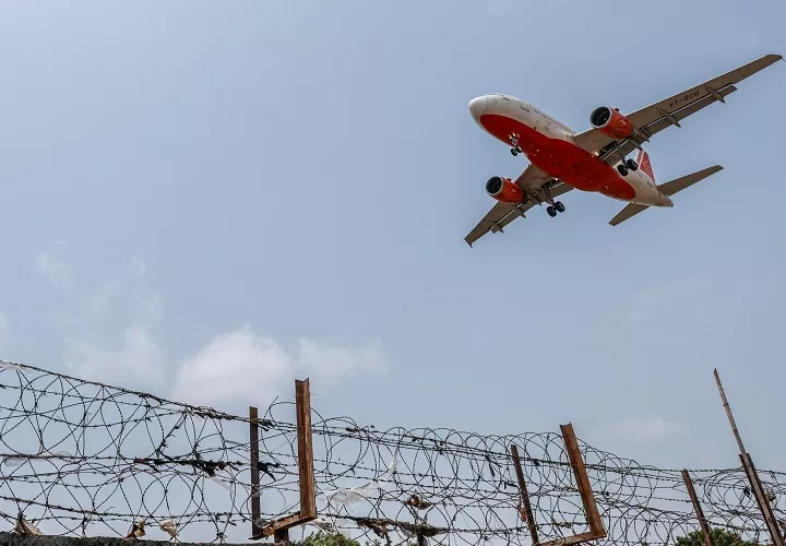 Tras el aterrizaje, el aparato fue trasladado a una zona de aislamiento, donde equipos de seguridad aeroportuaria, agentes policiales y especialistas en explosivos iniciaron una inspección del avión y del equipaje. Foto. EFE