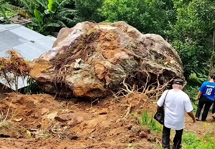 La estabilización del terreno se lleva a cabo con el apoyo de la empresa privada para reducir el peligro de nuevos desprendimientos y mejorar las condiciones de seguridad en el sector.