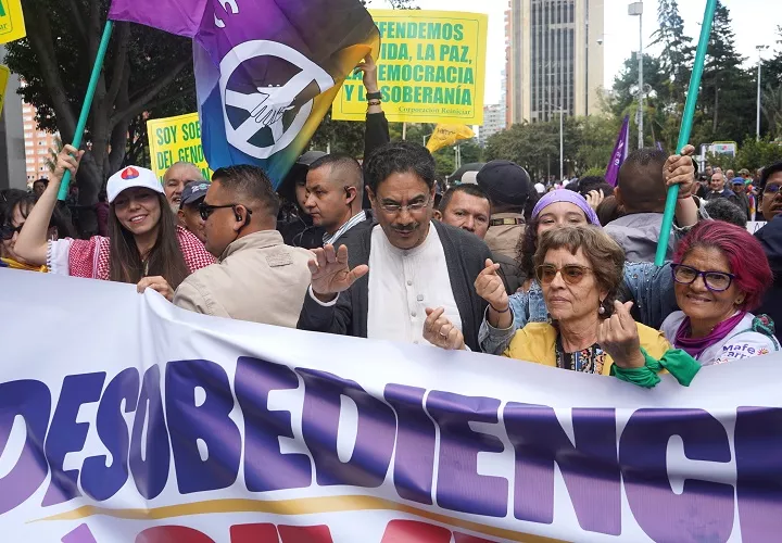 El senador Iván Cepeda (c) participa en una manifestación contra el Gobierno del ultraderechista Abelardo de la Espriella. Foto. EFE