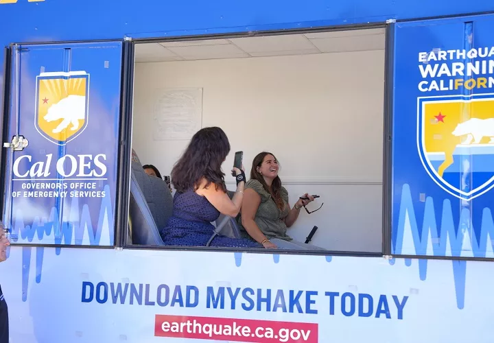 Personas interactúan en un simulador de terremotos este miércoles, en la Universidad de California en Los Ángeles. Foto. EFE