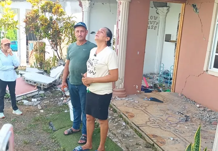 Isabel García, residente de la comunidad de Llano de Piedra, contó que tres viviendas  pertenecientes a una misma familia quedaron totalmente deterioradas. Foto. Melquíades Vásquez