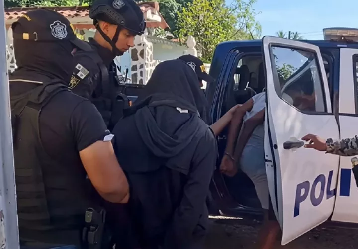 Entre los aprehendidos figuran tres adultos y tres menores de edad.  /  Captura de video