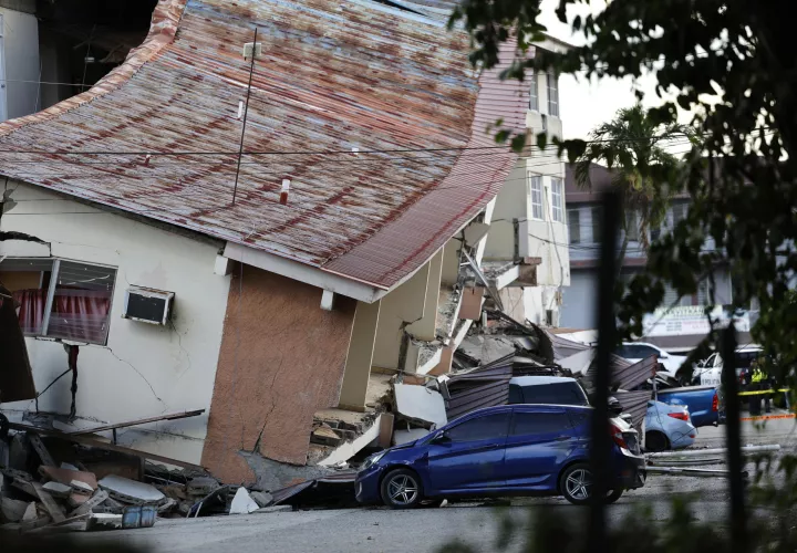 El sismo del 9 de octubre dejó más de 13 mil damnificados, viviendas destruidas y cientos de instalaciones afectadas. Mientras miles de personas siguen fuera de sus hogares, la solidaridad ciudadana y la ayuda humanitaria llegan a las comunidades más golpeadas.