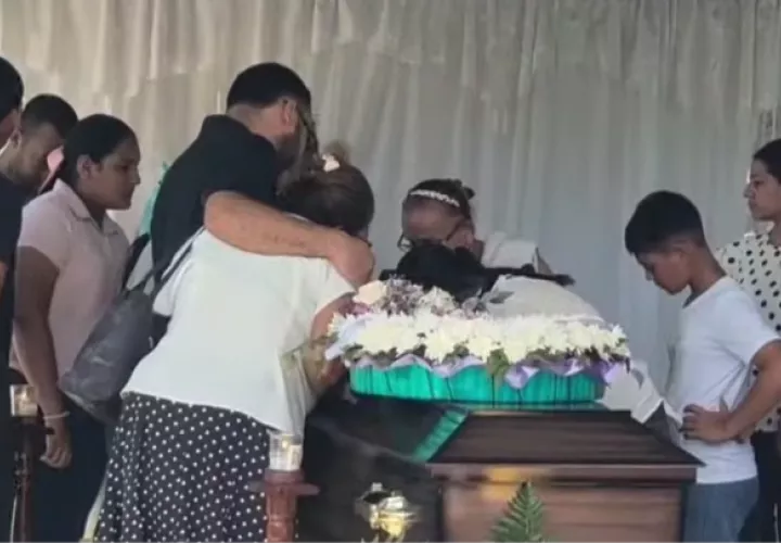 La despedida no fue solamente el adiós a una mujer de 68 años. También fue el abrazo de una comunidad golpeada por el terremoto, que intenta levantarse entre daños materiales, incertidumbre y dolor.