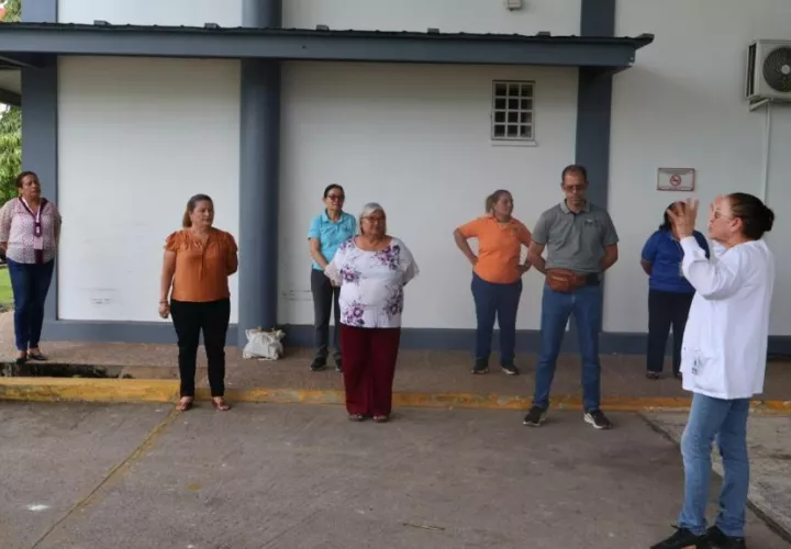 Dan apoyo emocional a familias afectadas por el sismo. Foto: Cortesía