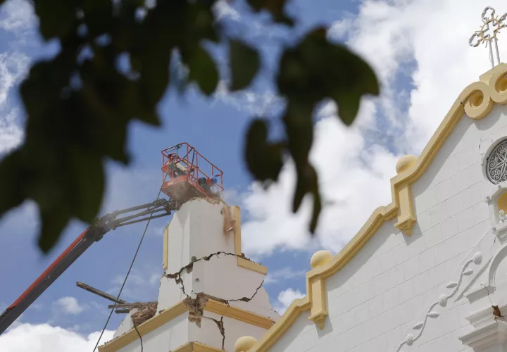 .- Una persona trabaja en la demolición de las torres de la Catedral San Juan Bautista, afectada por el pasado terremoto de magnitud 7,7, este jueves en Penonomé (Panamá). EFE/ Bienvenido Velasco