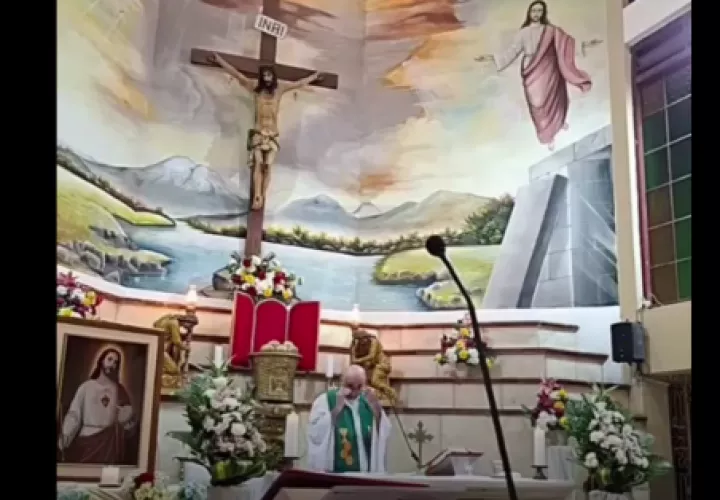  Patricio Alfredo Sánchez Molinari perdió la vida en una iglesia de Guayaquil cuando una pesada estructura de madera con la imagen de Cristo se desprendió detrás del altar. El accidente quedó registrado durante una transmisión en vivo.