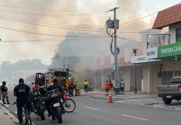 El incendio se concentró en el local de una ferretería que se ubica en la plaza comercial. 