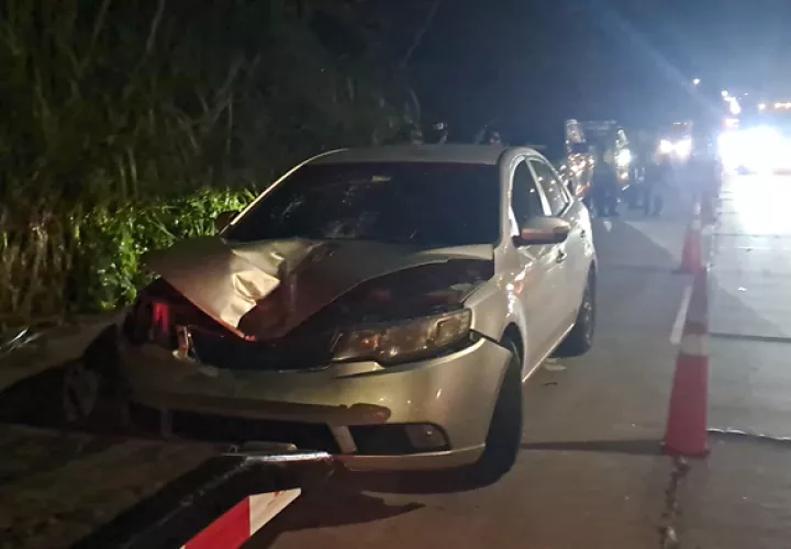 La víctima falleció en la escena del atropello, producto del fuerte impacto con la tapa del motor del sedán.  /  Foto: Alexander Santamaría